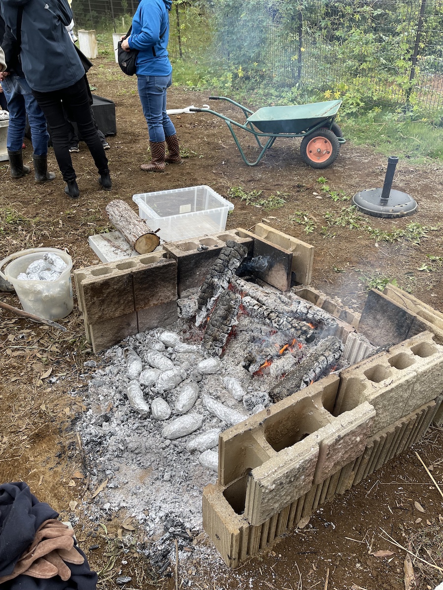 焼き芋を焼いている様子